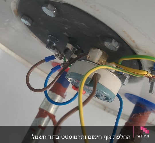 חיבורים חשמליים וצנרת בדוד שמש